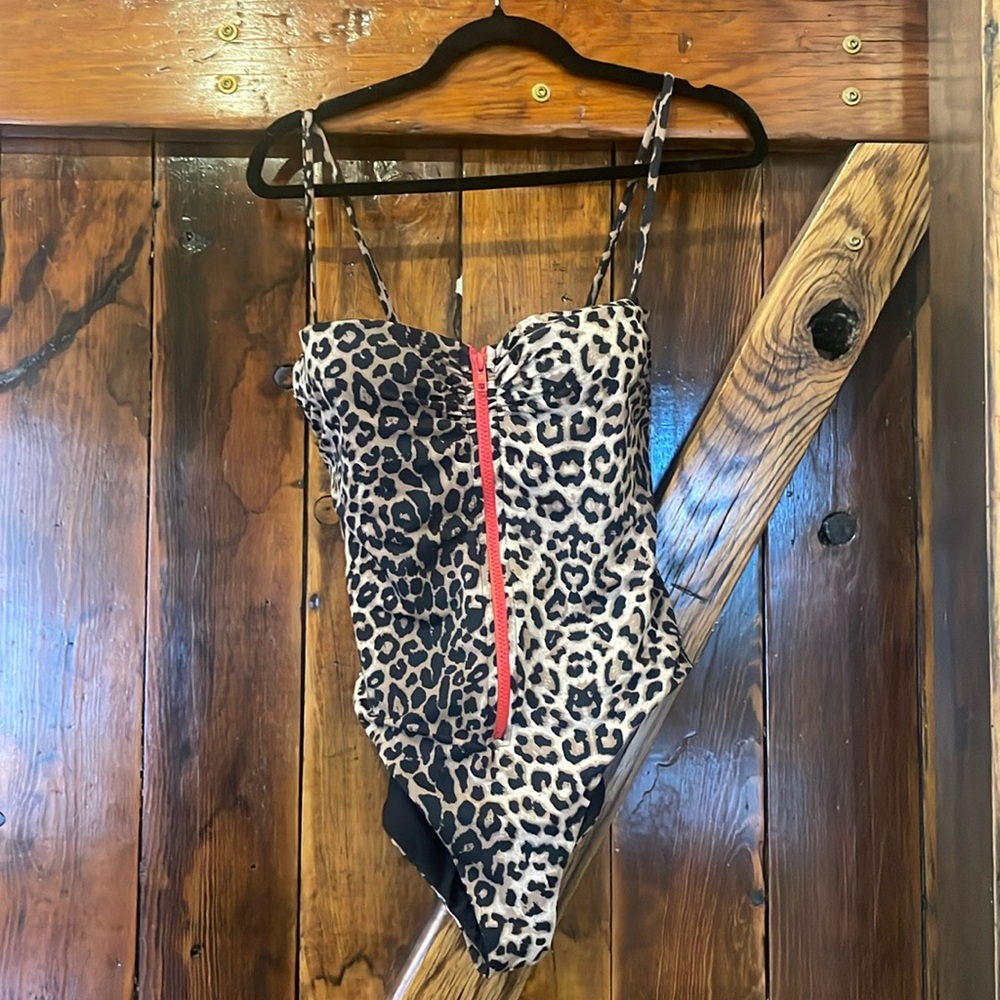 Gorgeous Veronica Beard, leopard swimsuit size large